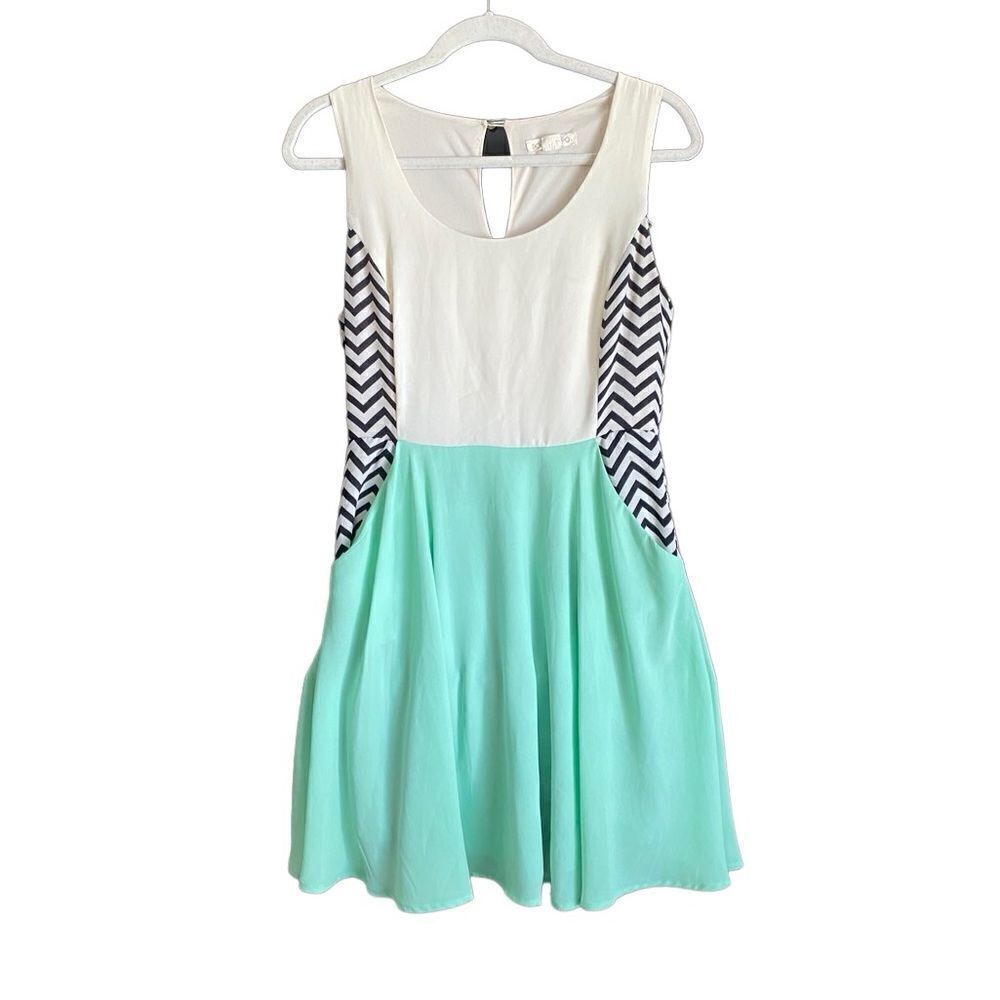 ⭐️CLEARANCE Double Zero Green/Cream Solid with Black Zigzag Print Dress. Medium